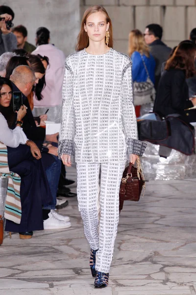 Look 16